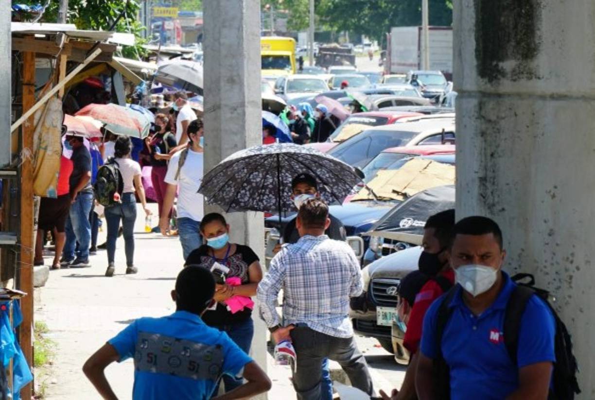 Afuera del edificio del Seguro Social a diario se observan dos filas enormes.