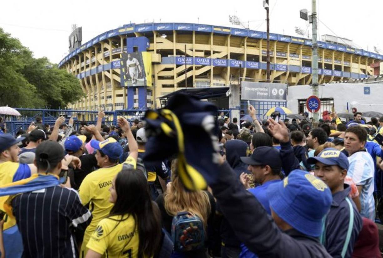 Con la posibilidad de gritar, cantar y alentar a sus ídolos, los hinchas 'xeneizes' realizaron largas filas y se dieron cita en las inmediaciones de la Bombonera desde bien temprano, y obligaron a los directivos a abrir las puertas del estadio una hora antes de lo previsto.