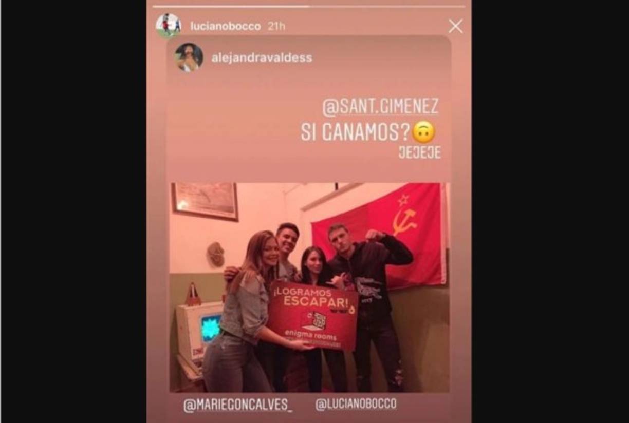 Alejandra Valdés recién publicó historias de Instagram con imágenes junto a Igor Lichnovsky y Santiago Giménez, quien se encuentra registrado con el primer equipo de Pedro Caixinha y es hijo del Chaco Giménez, quien recién se retiró de fútbol con el Pachuca. Pero aunque no aparece, Bocco es mencionado en dicha historia que tiene de fondo una bandera de la URSS.