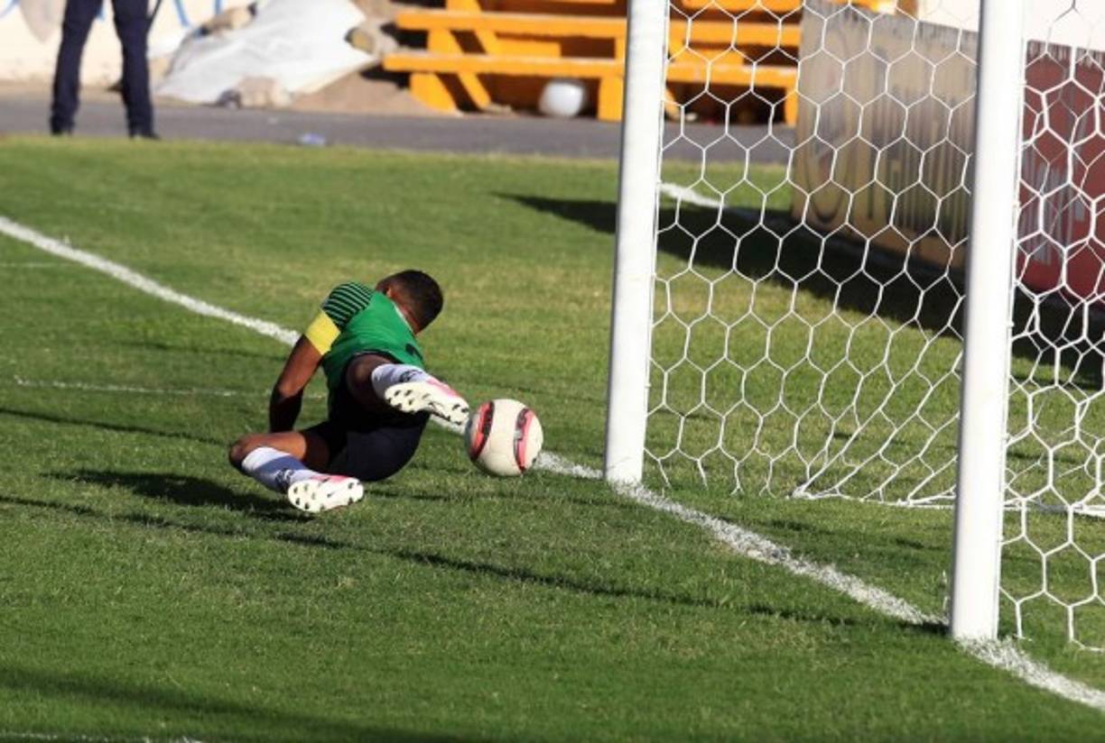 Donis Escober adivinó donde Roberto Moreira iba a tirar el penal, pero no alcanzó a atajarlo.