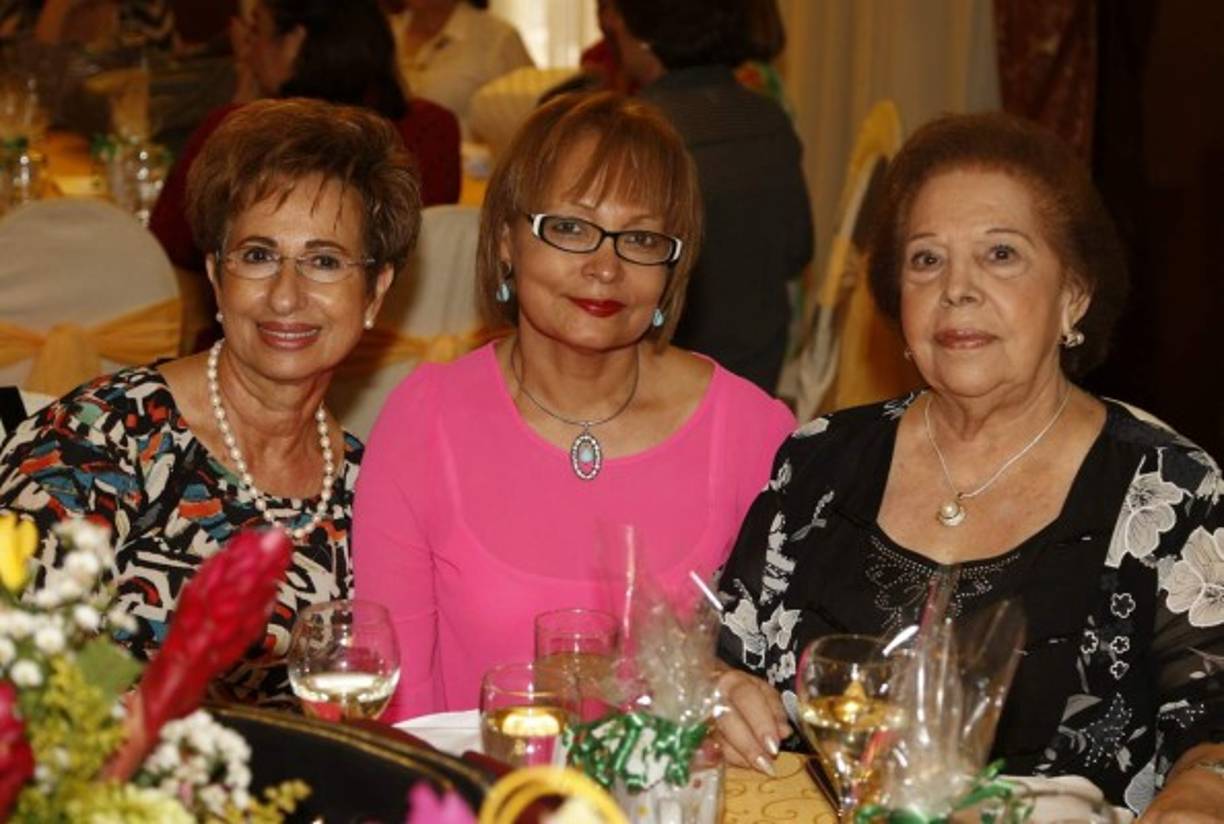 Rosmery Sikaffy, Sandra Acevedo y Graciela Canahuati.