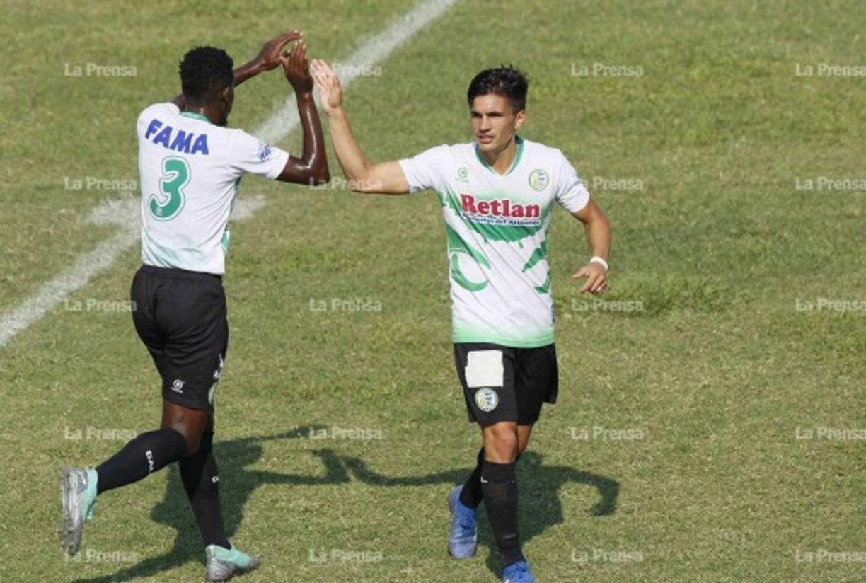 El central uruguayo Francisco Techera celebrando su gol.