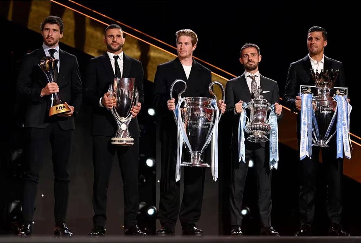 Futbolistas del Manchester City subieron al escenario para recibir el premio a mejor equipo de 2023.
