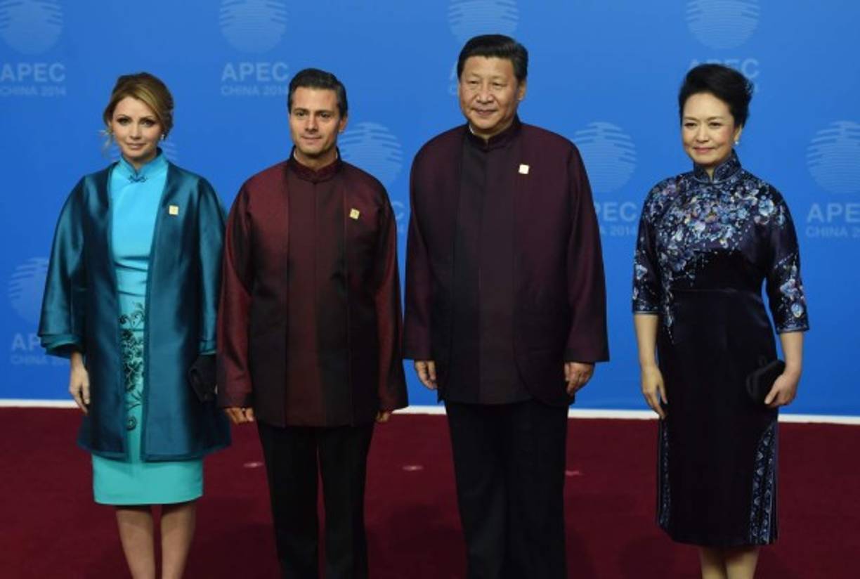 El presidente Enrique Peña Nieto posa con su esposa Angélica Rivera y la pareja presidencial china, en medio de la polémica en México por su viaje al país asiático.