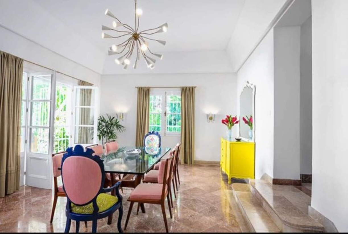 La casa está ubicada en la calle 20 y la 7ma avenida, en el exclusivo barrio habanero de Miramar.