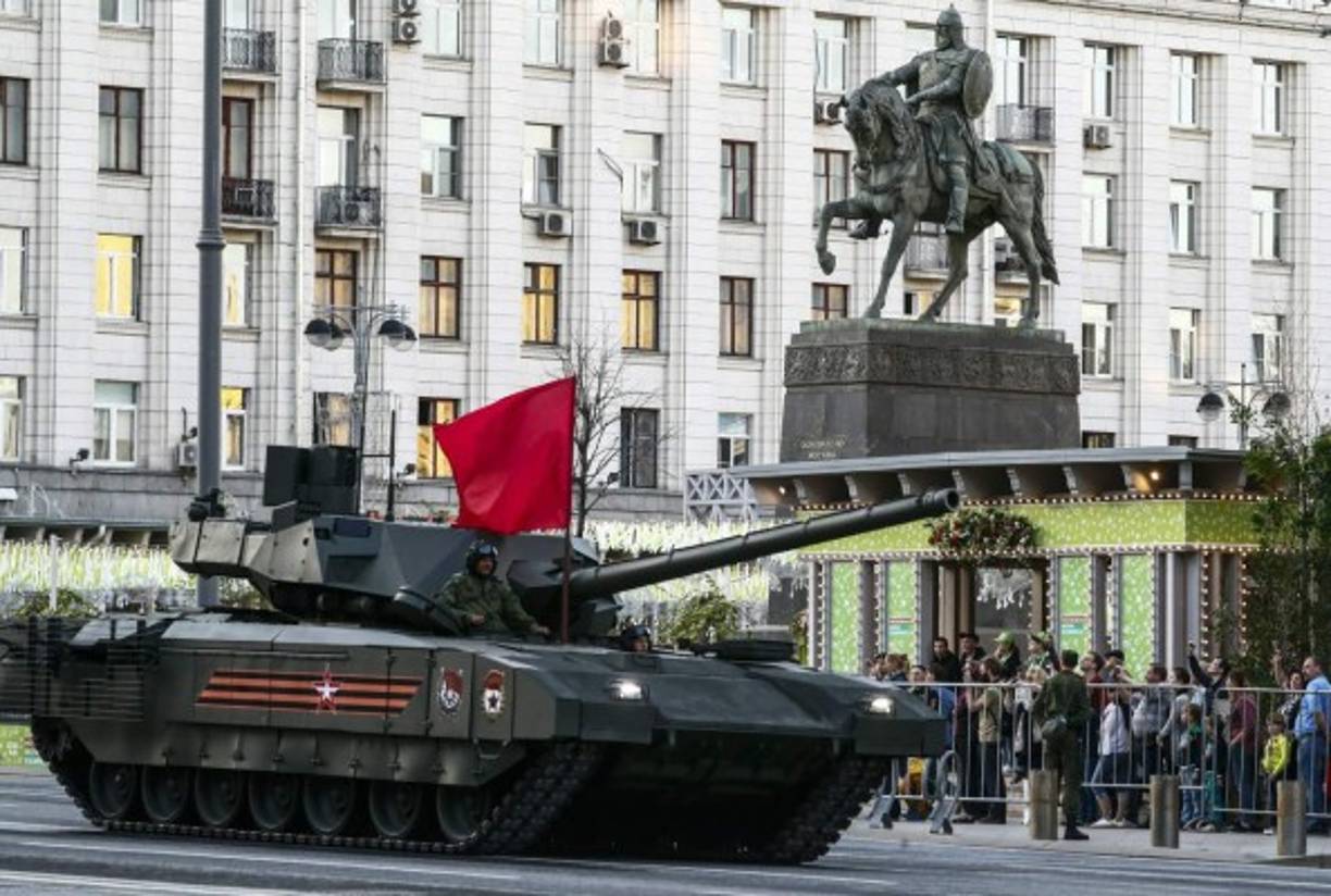 El ejército exhibirá los robots de combate, vehículos de apoyo de tanques Terminator, aviones de quinta generación Su-57, así como el innovador sistema de misiles hipersónicos Kinzhal, que nunca ha sido mostrado en público.