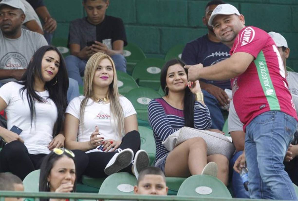 Desde horas muy temprana la afición se hizo presente al recinto deportivo.