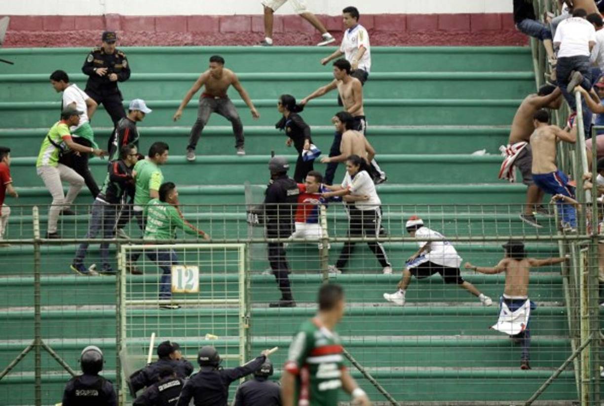 Las barras de Marathón y Olimpia se enfrentaron en las gradas del estadio Yankel Rosenthal.
