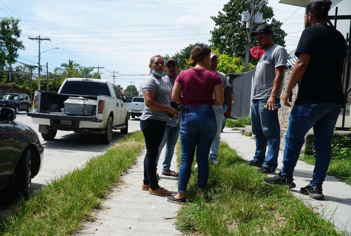 ¡Sicarios en camioneta negra! Sangrienta masacre de tres jóvenes ocurrió frente a vecinos