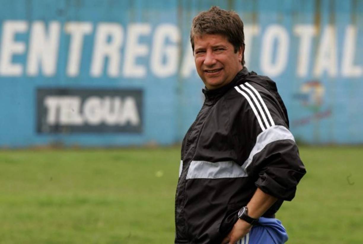 En 2006 fue designado como director técnico de la Selección de Guatemala, pero terminó su relación con la Federación de Fútbol de ese país, el 8 de febrero de 2008, tras 'La Debacle de Los Ángeles', la derrota sufrida por la selección mayor de fútbol de ese país contra la selección sub-23 (reforzada) de Argentina. El marcador final fue de 5-0.
