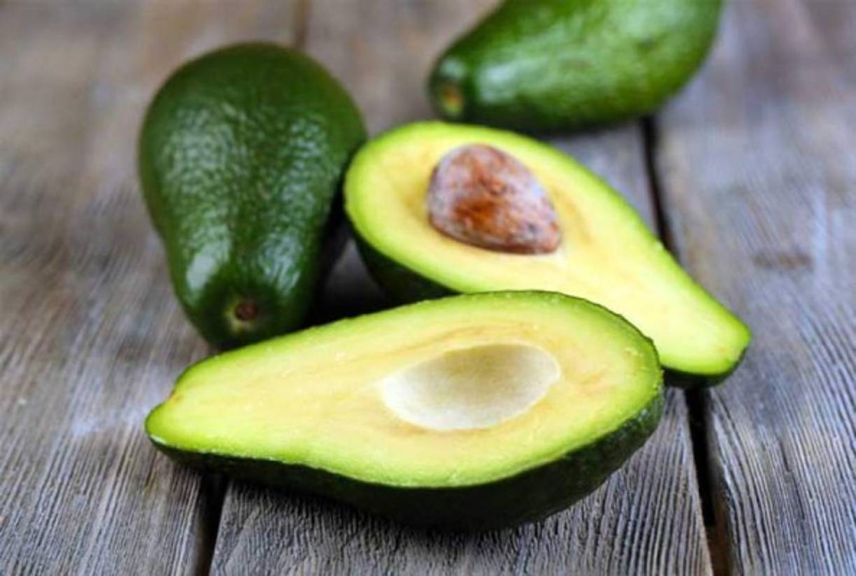 Aguacate: Aunque tiene grasas saludables, es alto en calorías. Es preferible consumirlo cada 15 días.
