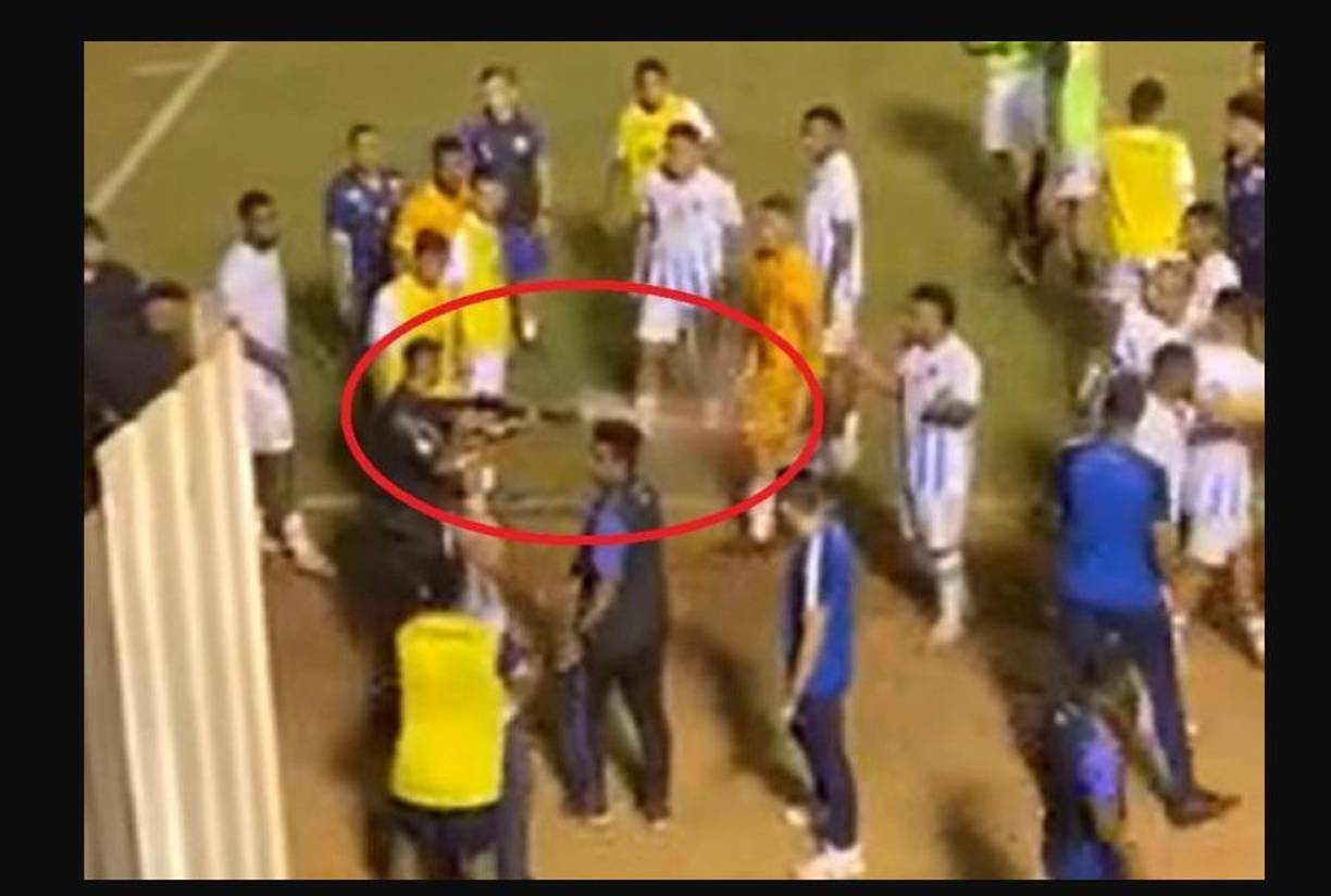 Momento que el policía dispara contra el guardameta.