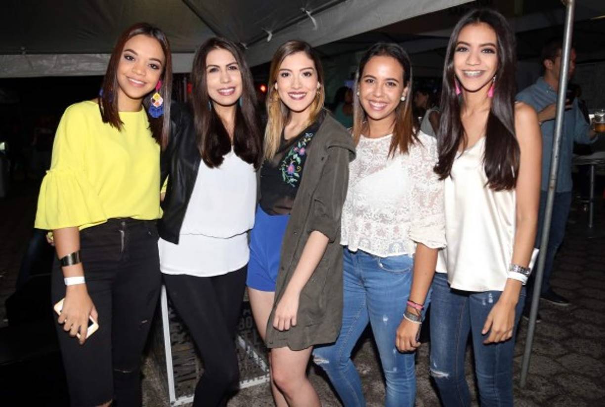 Claudia Turcios, María Ramírez, Ana Pavón, Gaby Pineda y Ana Turcios.