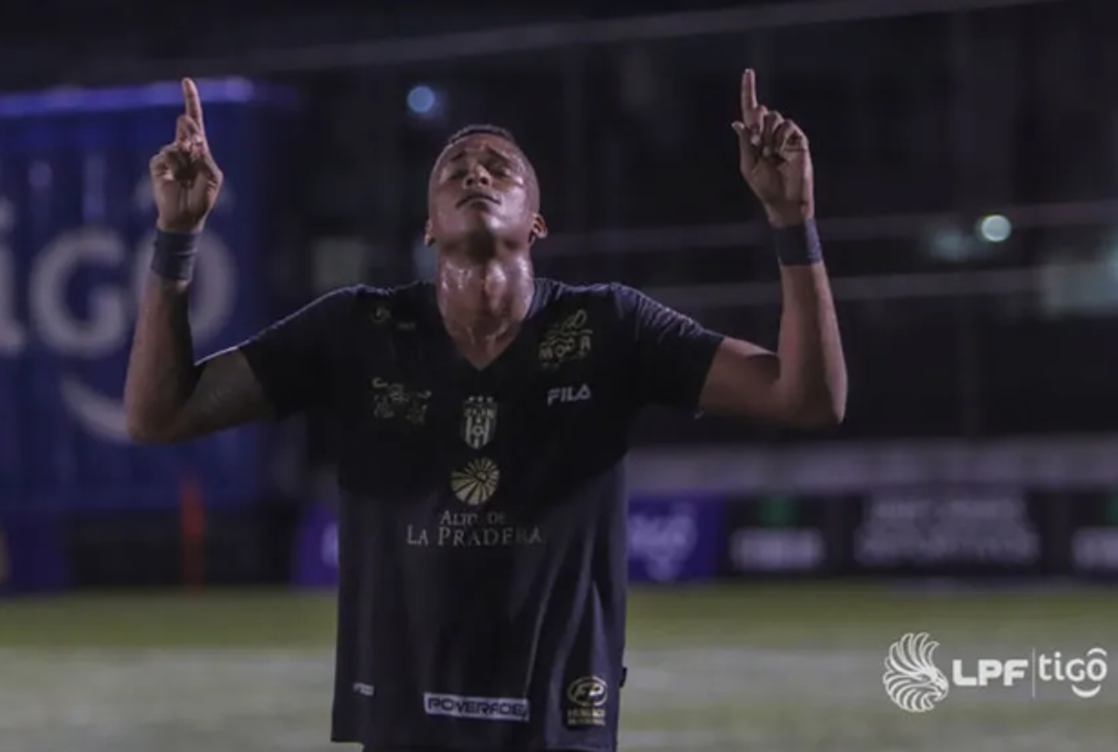 Hernández, de 26 años fue pieza clave en los dos últimos títulos del equipo, se encontraba junto a otras 6 personas cuando dos desconocidos bajaron de un taxi y empezaron a dispararles con armas de fuego.