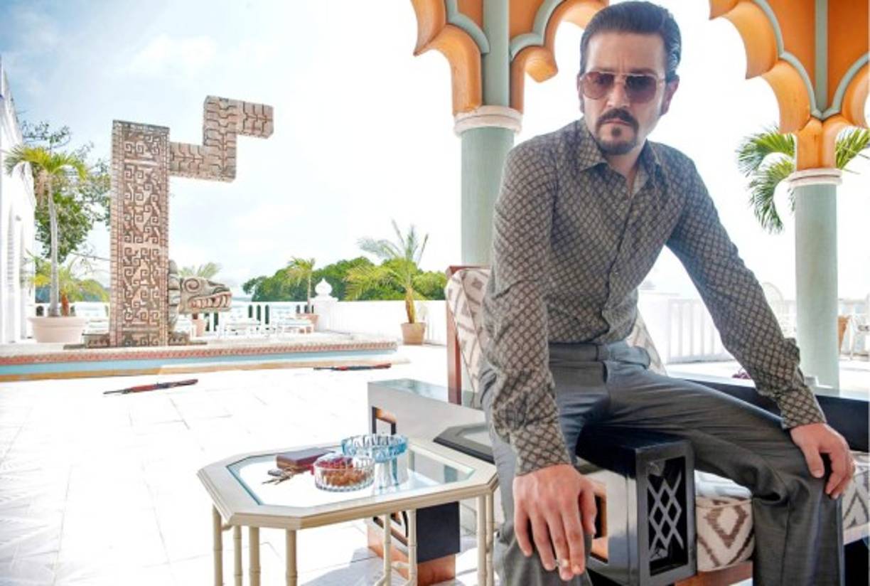 Félix Gallardo (interpretado por Diego Luna) fue uno de los socios más importantes de Pablo Escobar en Colombia y el narcotraficante hondureño Ramón Matta Ballesteros, condenado a cadena perpetua en Estados Unidos. El capo mexicano fue apresado en 1989 por el asesinato del agente de la DEA, Enrique Camarena. Continúa encerrado hasta la fecha en Almoloya.