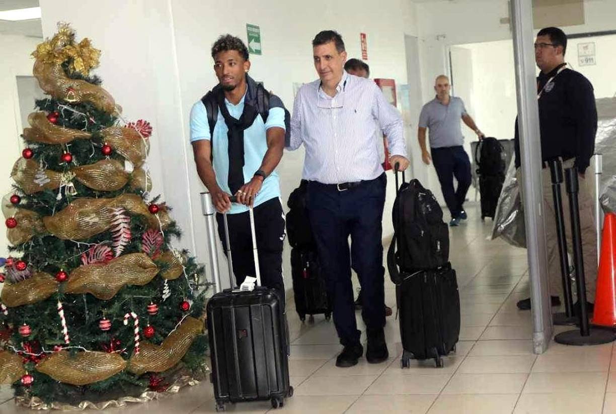 Jorge Salomón, presidente de la Fenafuth, llegando junto al legionario Douglas Martínez al aeropuerto internacional Toncontín de Tegucigalpa.