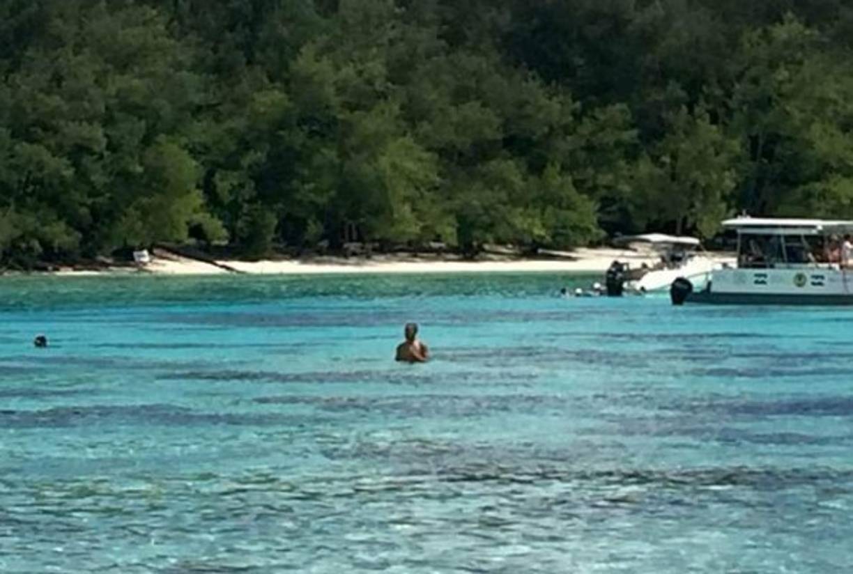 El exinquilino de la Casa Blanca fue fotografiado a bordo de un yate y nadando en las aguas cristalinas de la exclusiva isla.