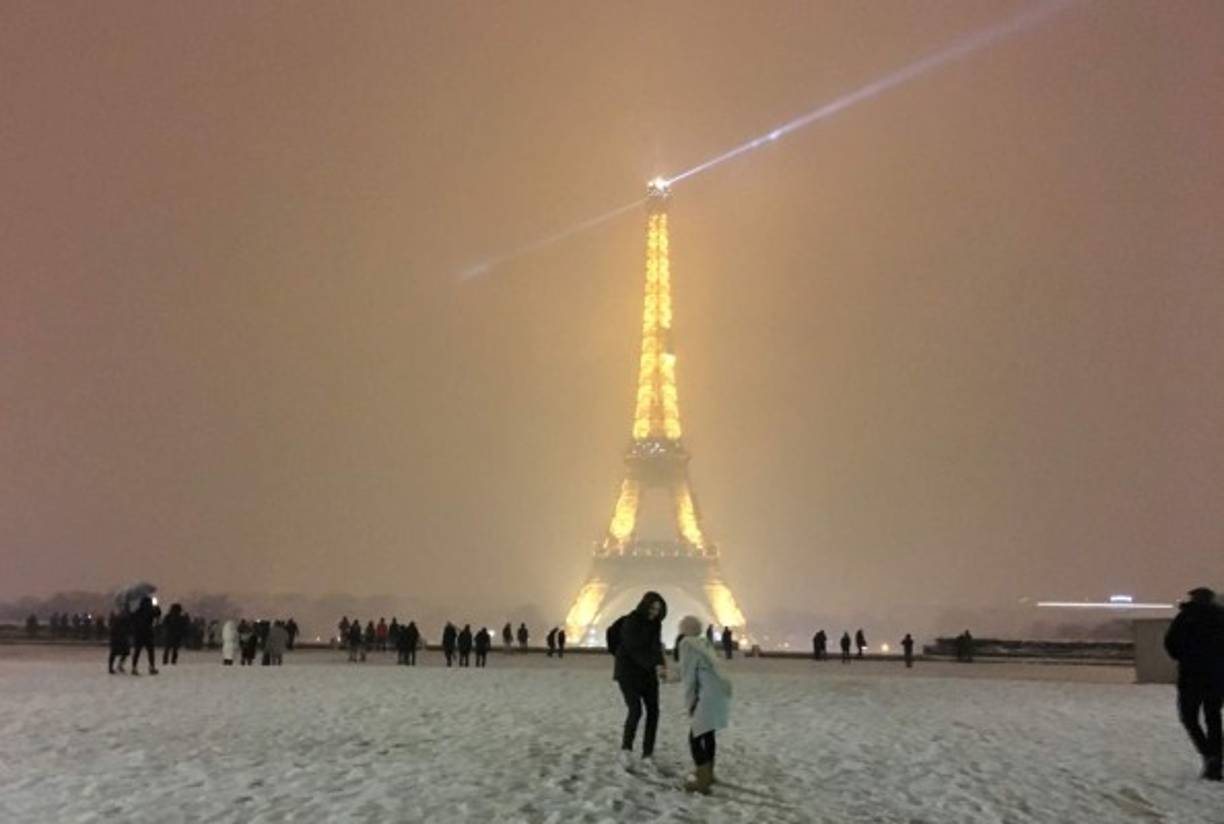 París, al igual que el resto de la región de Île de France, sigue hoy en alerta naranja por el hielo y la nieve y en algunos puntos de la capital llegaron a acumularse hasta doce centímetros de nieve, el mayor espesor registrado desde 1987.