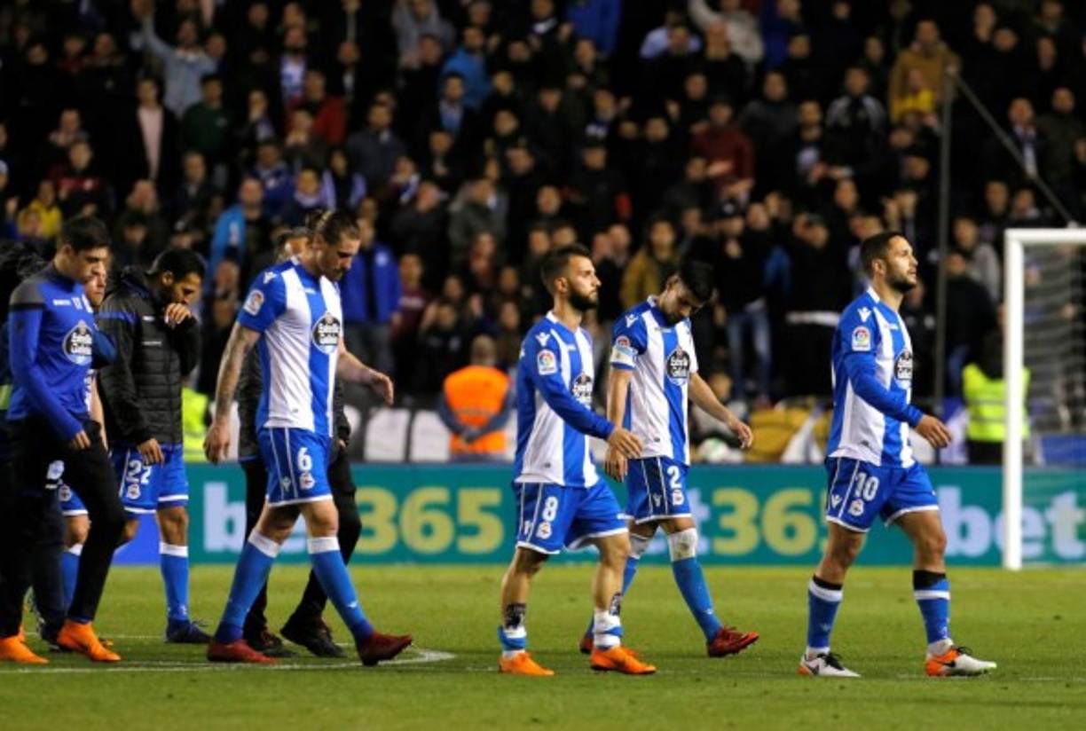 GRAF5751. LA CORUÑA, 29/04/2018.- Los jugadores del Deportivo de La Coruña, al término del partido de Liga en Primera División ante el FC Barcelona disputado esta noche en el estadio de Riazor, en A Coruña. EFE/Cabalar