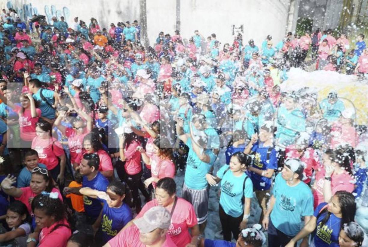 Para finalizar la jornada los sampedranos se refrescaron entre agua y espuma.
