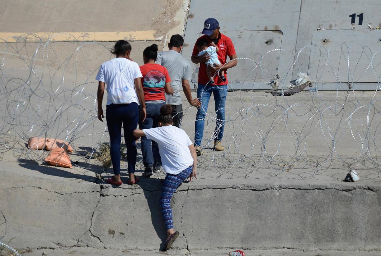 Después escalaron la pared diagonal con la que está revestido el río del lado estadounidense y ahí se encontraron con la segunda barricada, donde hicieron un hueco tratando de esquivar la peligrosa alambrada de filosas cuchillas. 