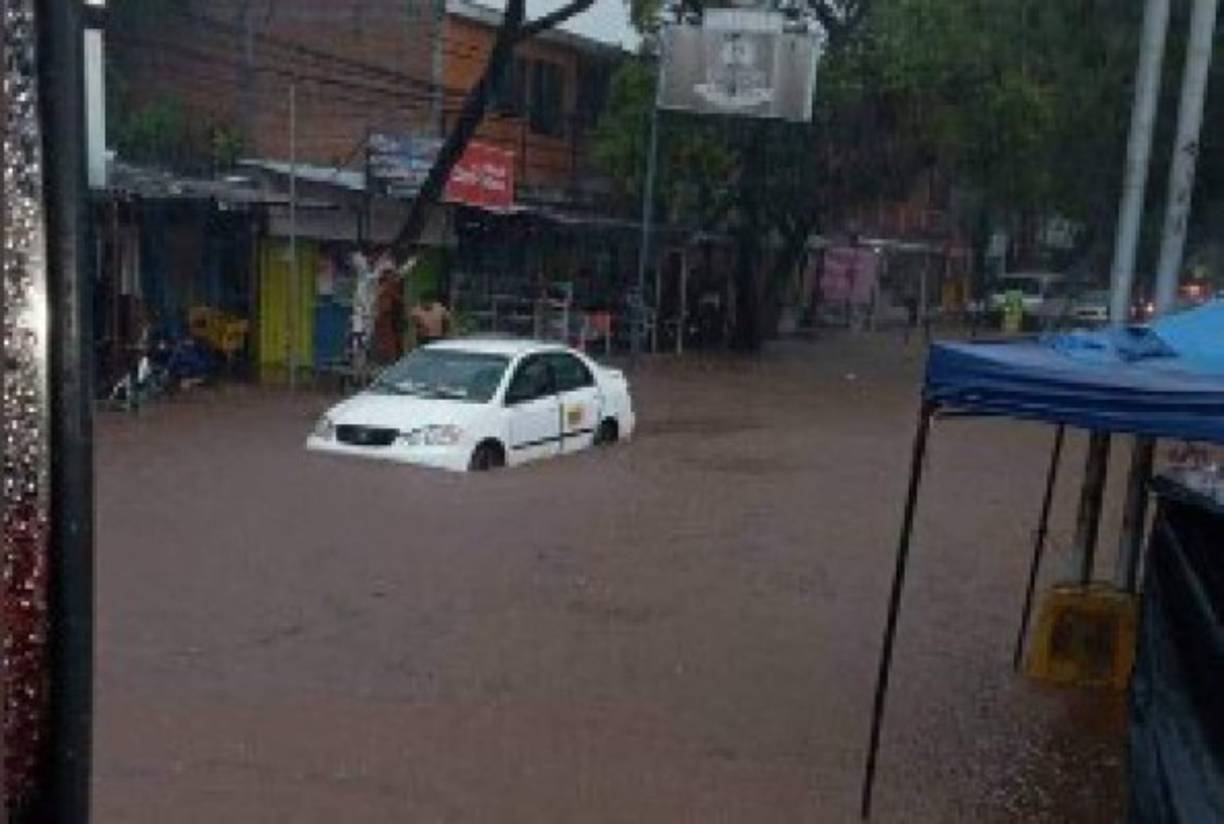 Los vecinos de la populosa colonia Kennedy fueron sorprendidos en la tarde de este miércoles por una fuerte tormenta que inundó varios sectores.