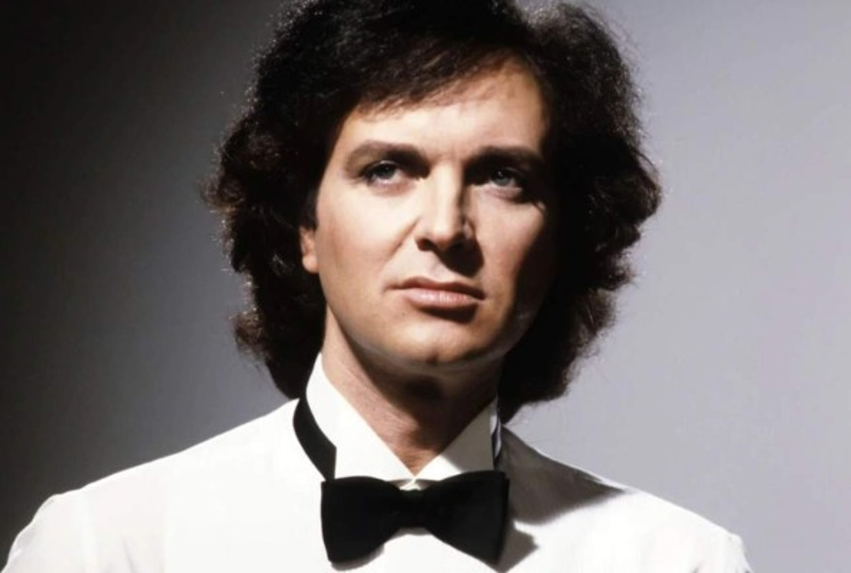 Siempre muy privado en su vida personal, al ídolo de la balada romántica nunca se le conocieron relaciones amorosas. Slo se supo con certeza de una mujer que ocupó su corazón por un breve tiempo, la mexicana Lourdes Ornelas, madre de su único hijo.