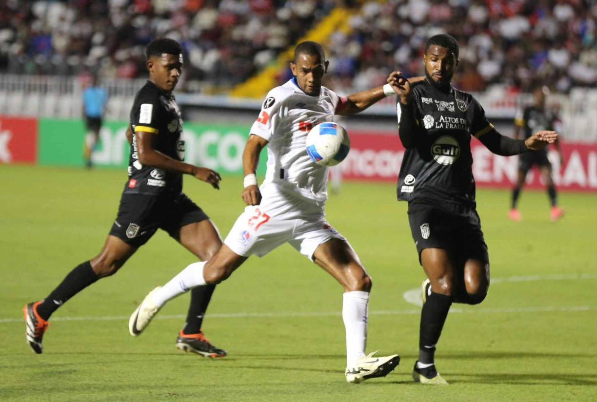 Siete minutos más tarde Olimpia pudo estirar la ventaja, pero Roberts se puso la capa ante un intento de gol de Bengtson.