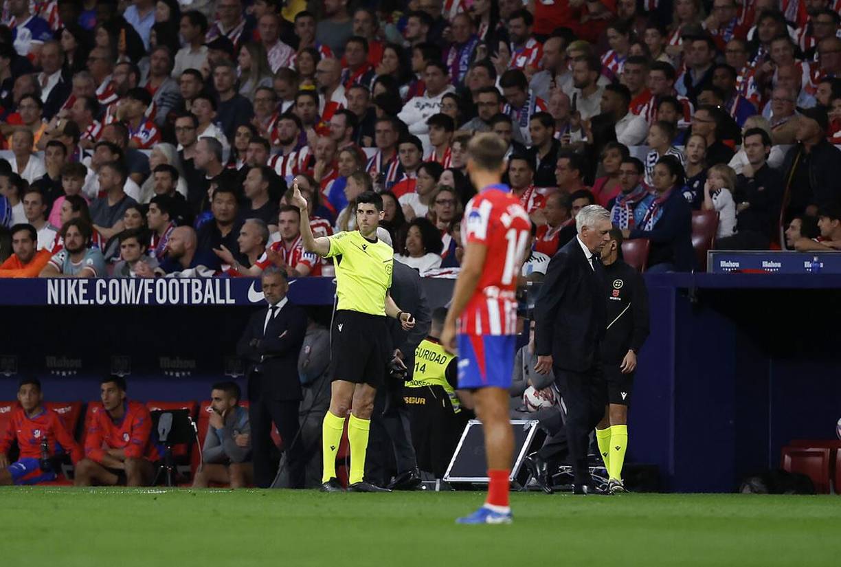 El árbitro Mateo Busquets Ferrer charló con Ancelotti y Simeone para indicarles que iba a suspender el partido de manera momentánea.