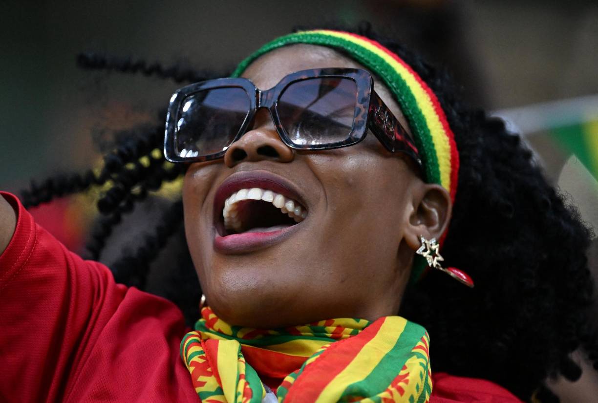 Las lindas aficionadas del conjunto africano también estuvieron presentes en el recinto.