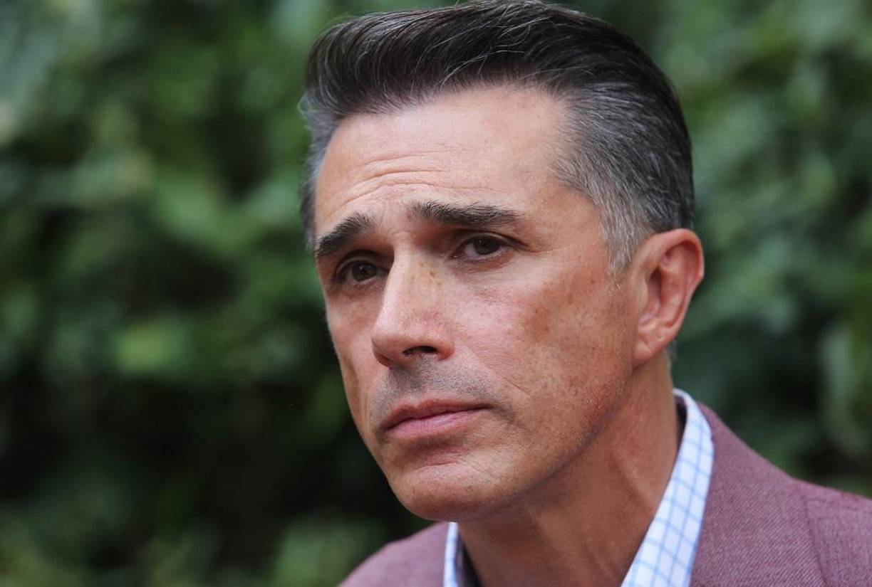 El actor Sergio Mayer también fue señalado en el libro por su supuesta amistad con Édgar Valdez Villarreal, ‘La Barbie’. El ex Garibalde respondió a las alegaciones afirmando que están poniendo en riesgo su seguridad y la de su esposa Issabela Camil, a quien también mencionan en el texto.