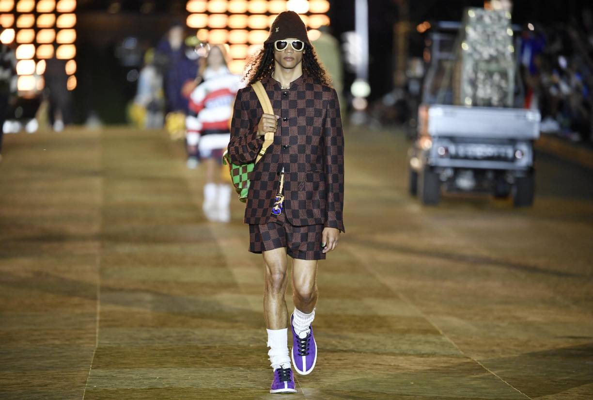 El músico y estilista estadounidense Pharrell Williams le puso ritmo de góspel y hip hop este martes a su primer desfile para la firma de lujo francesa Louis Vuitton, con mil versiones del conocido estampado en forma de damero de la marca, ante un parterre colmado de estrellas.