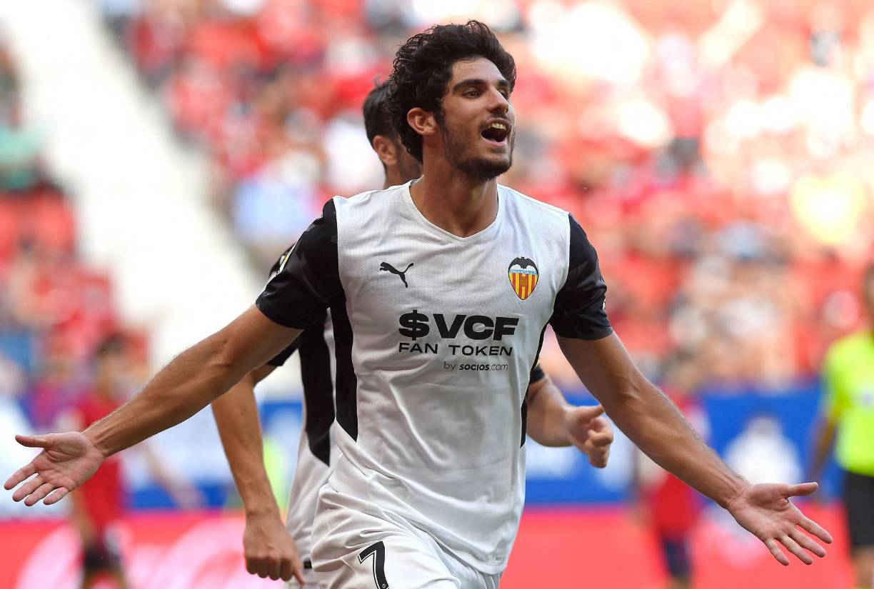 El Valencia y la Roma siguen negociando el traspaso del futbolista portugués Gonçalo Guedes al equipo italiano.