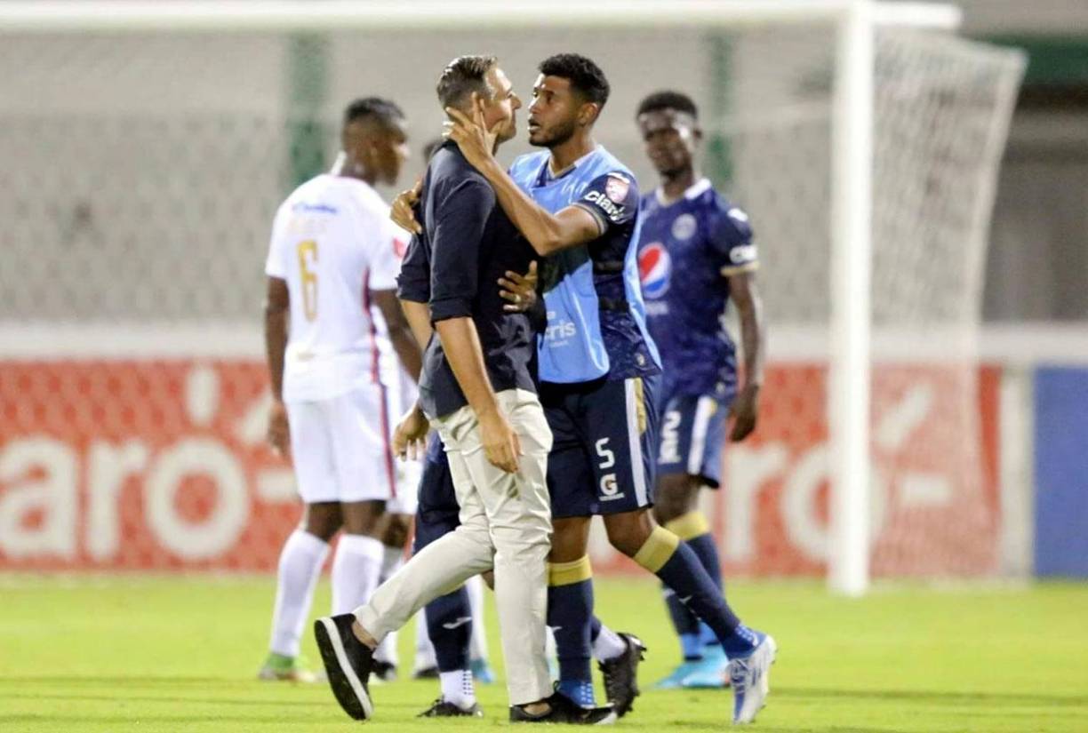 Así agarró Marcelo Pereira, quien fue suplente, a su entrenador ‘La Tota‘ Medina para calmarlo.