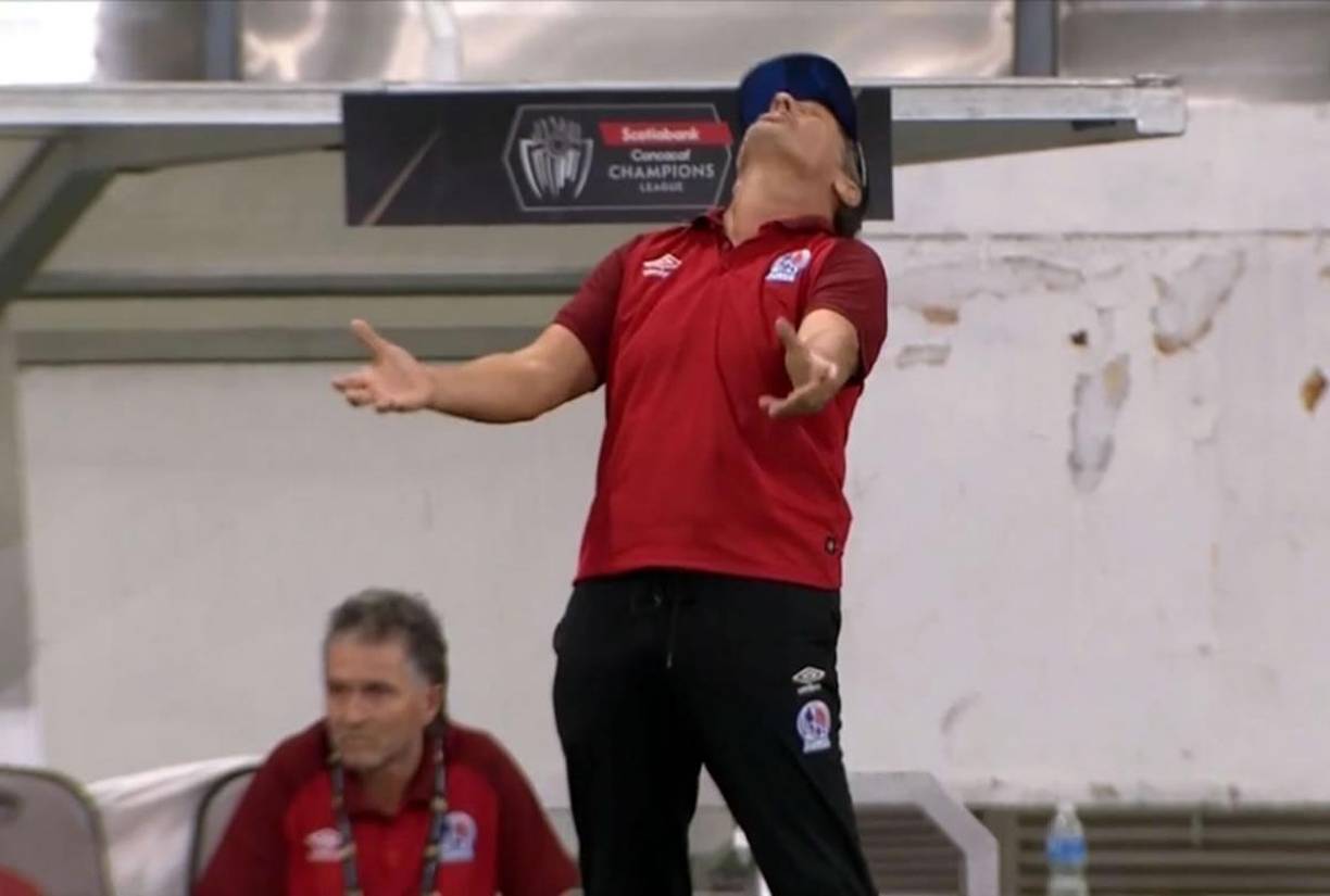 Y así se lamentó Pedro Troglio cuando cayó el primer gol del Atlas en el partido. El entrenador argentino no la pasó nada bien.