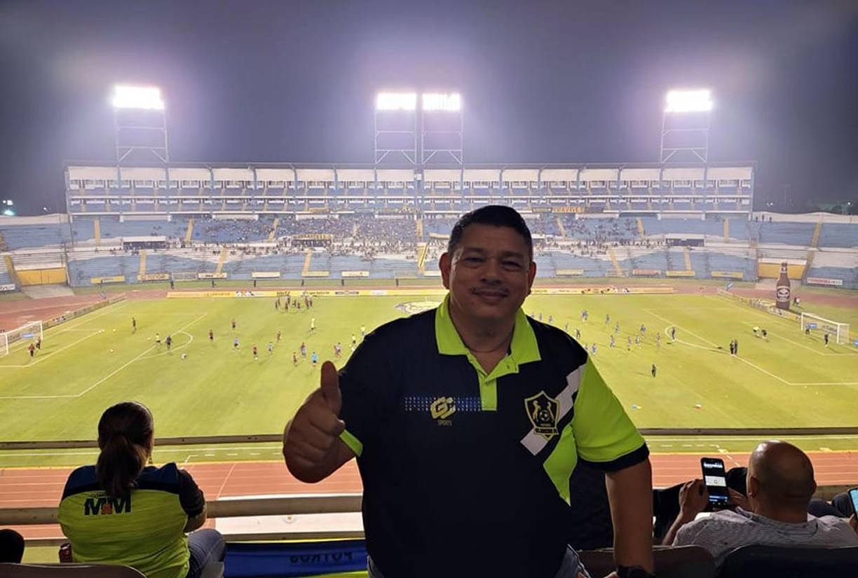 Samuel García, fundador de los Potros del Olancho FC, no se perdió el partido ante Real España y viajó desde Juticalpa.