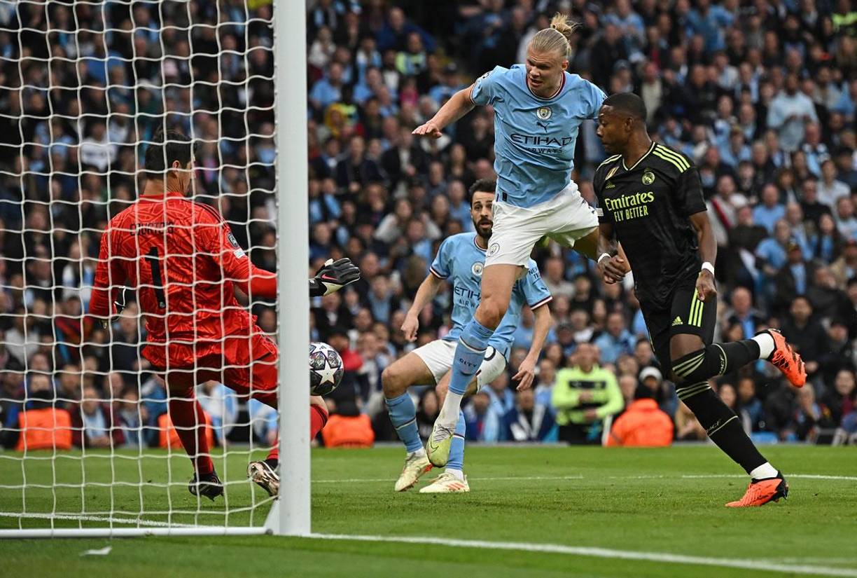 El cabezazo de Haaland pegó en el cuerpo de Courtois.