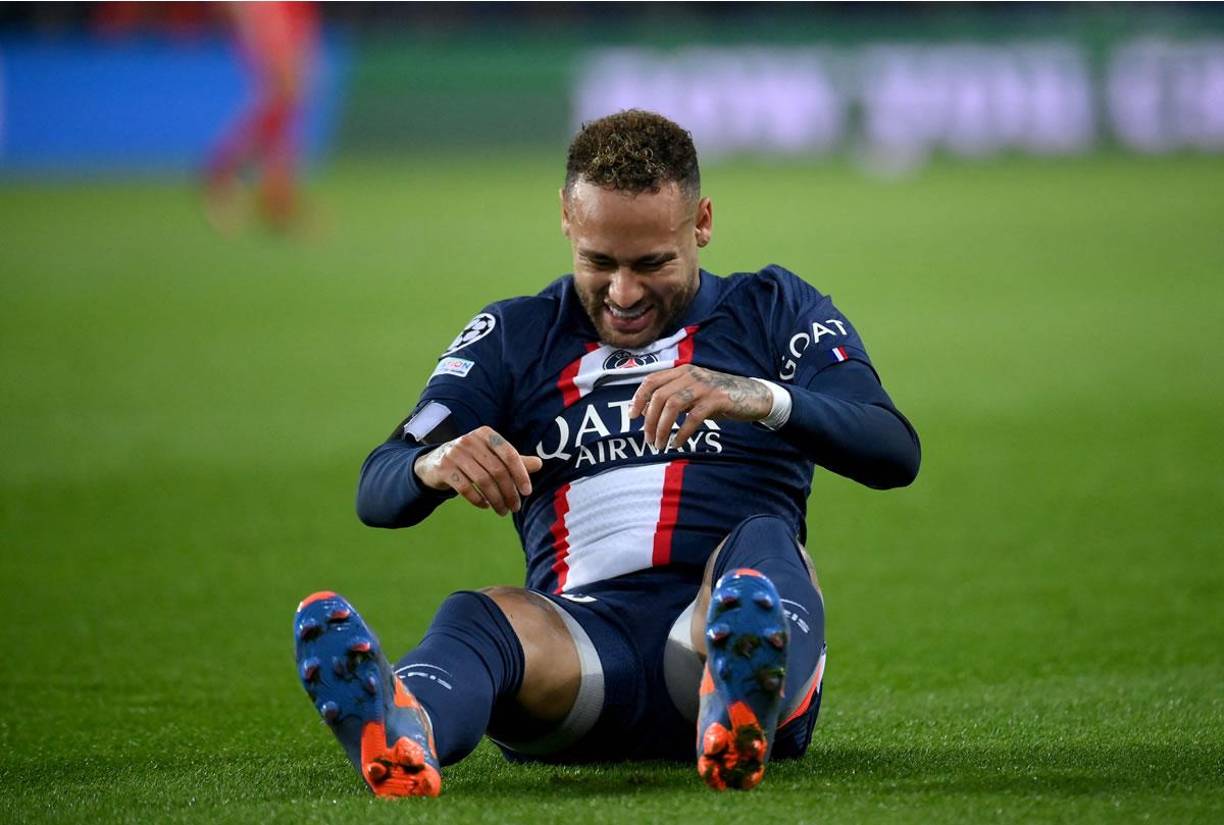 Neymar se duele en el suelo tras el golpe que le dio Benjamin Pavard.