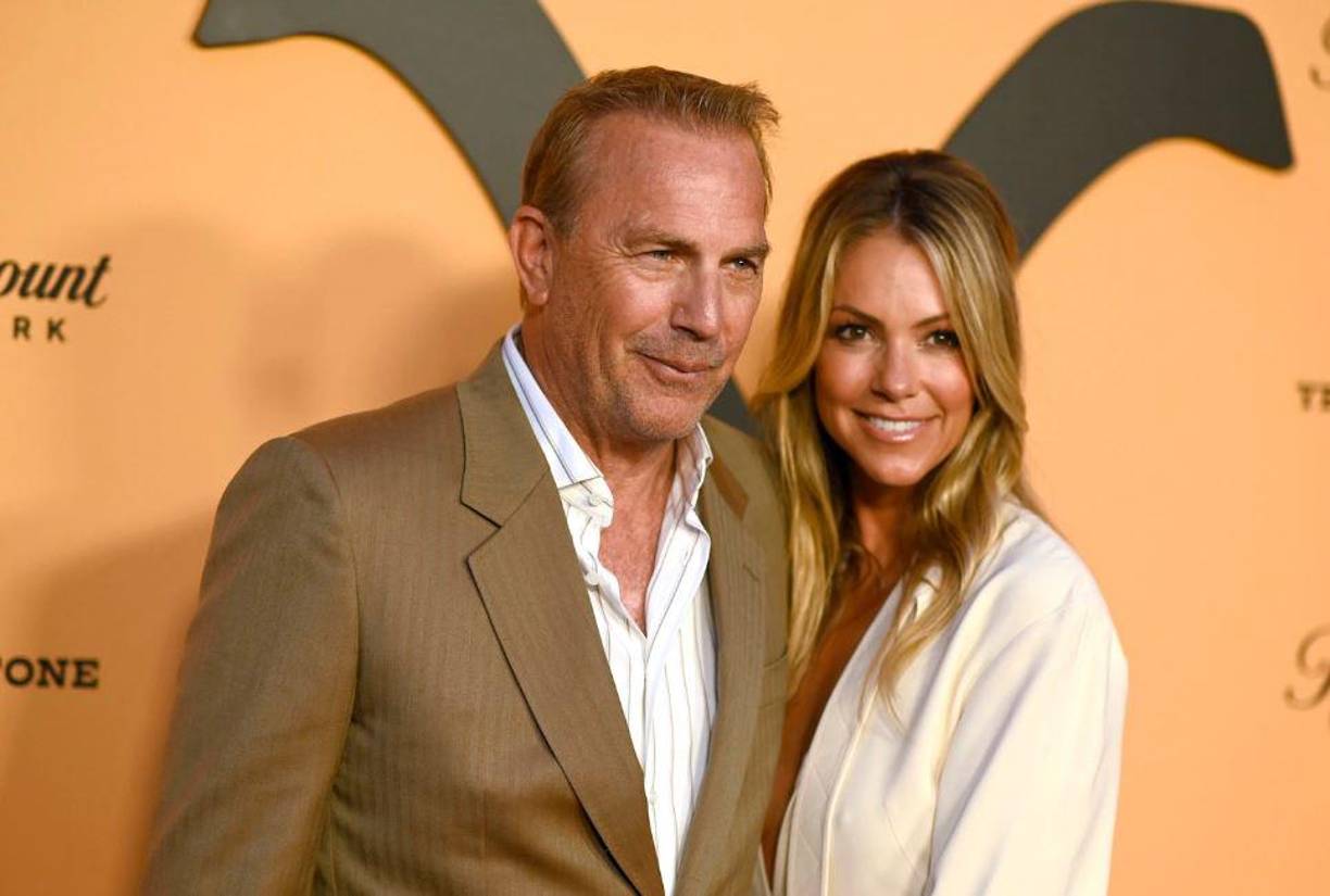 Costner y Baumgartner dieron la bienvenida a su primer hijo, Cayden en mayo de 2007. La modelo dio a luz a su segundo hijo, Hayes, en febrero de 2009. Y finalmente la pareja recibió a su tercer hijo, una niña llamada Grace, en 2010. 