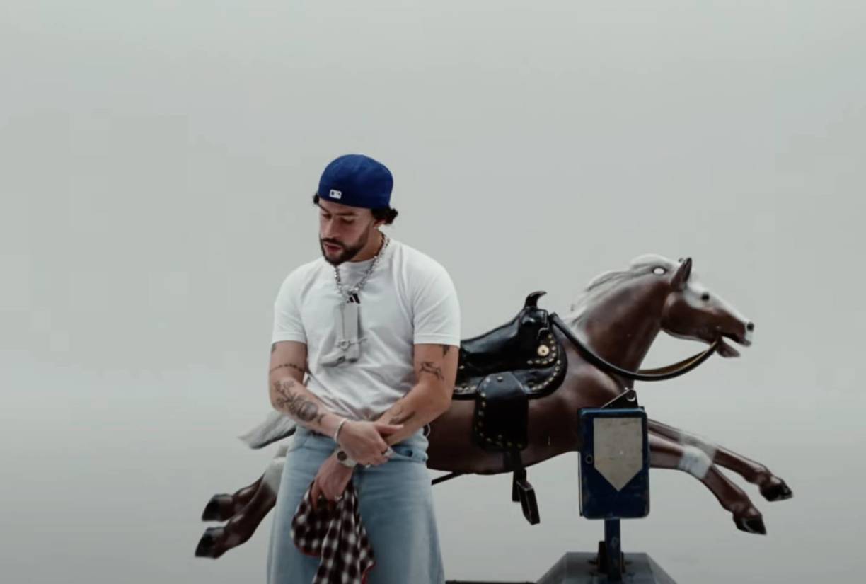 El tema ‘Un preview’ se lanzó junto a un videoclip en él aparece con un look muy sencillo, con algunas joyas. Mientras que en el fondo se puede ver totalmente blanco en algunas ocasiones, a veces acompañado por un Rolls Royce o un caballo mecánico. 