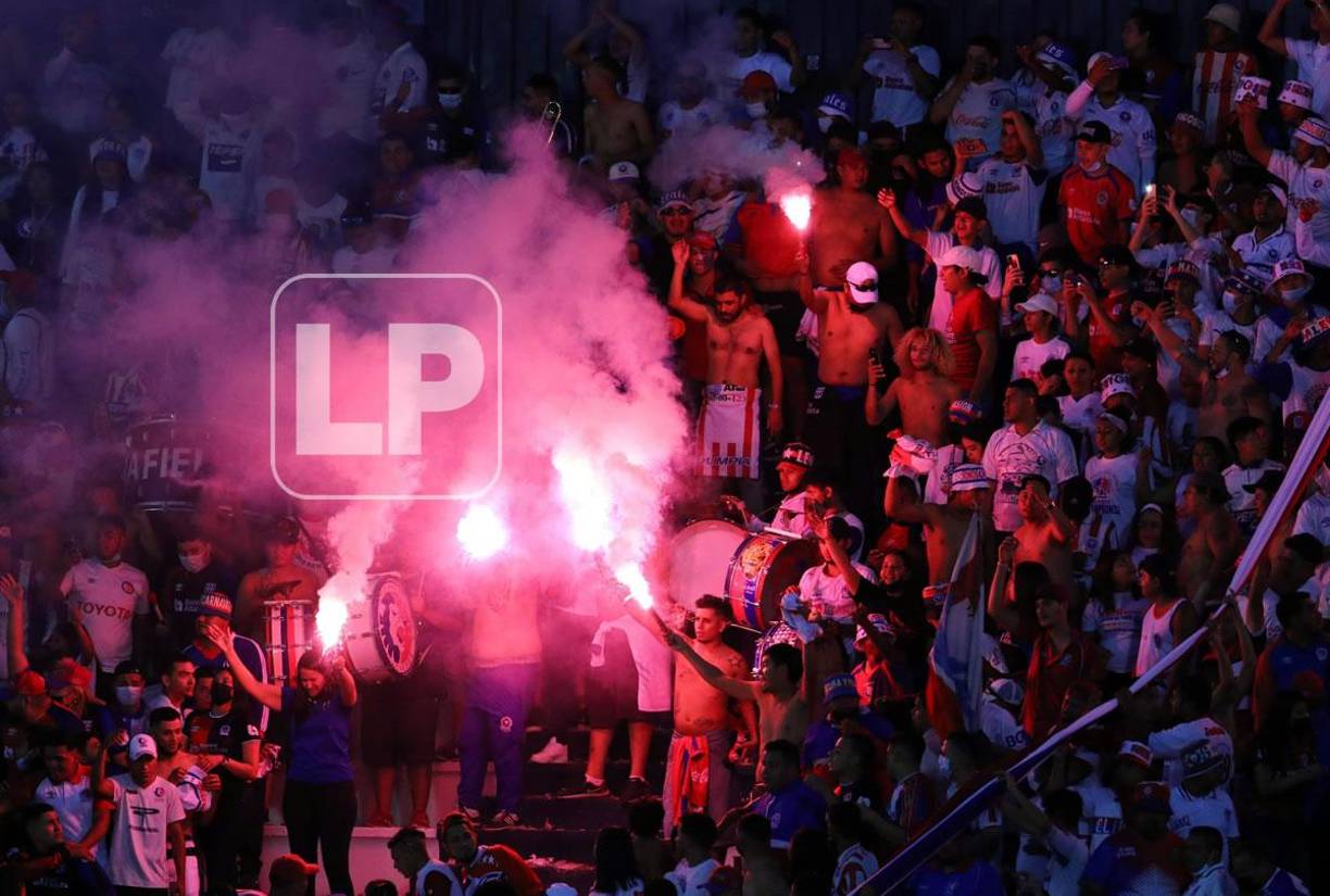 La fiesta que armó la afición del Olimpia en el estadio Nacional.