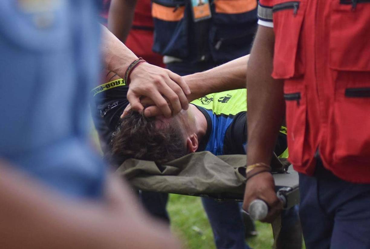 El defensa argentino Santiago Molina salió del campo en el primer tiempo y en camilla tras lesionarse.