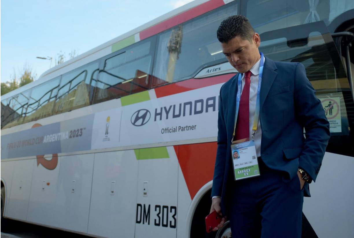 Luis Alvarado, DT de la Sub-20 de Honduras, en el momento del arribo de la selección hondureño.