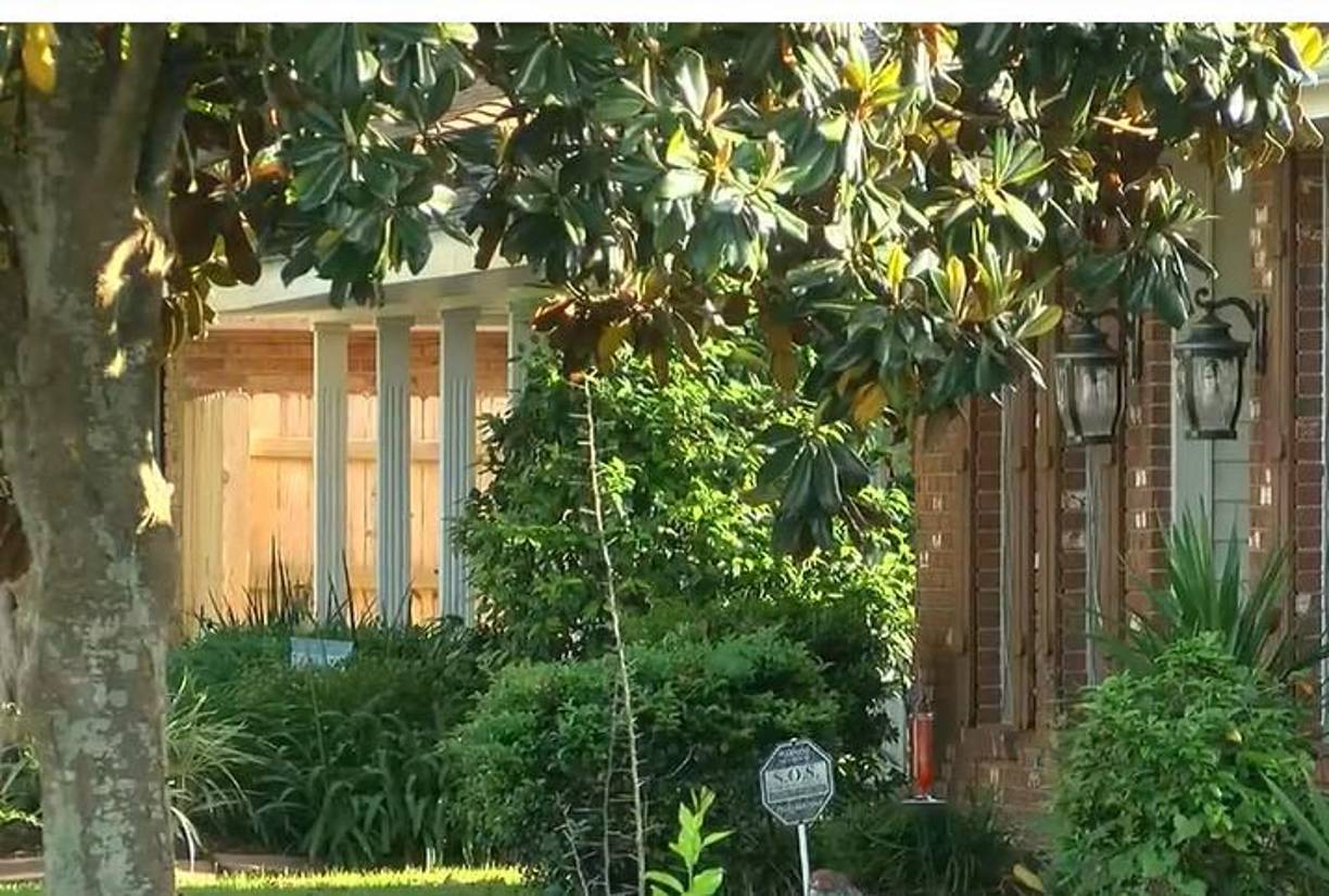 Después cargó el balde en un vagón y lo cargó por una calle hasta la casa de la madre biológica de Bella, a unas tres cuadras en Sedgefield Drive.