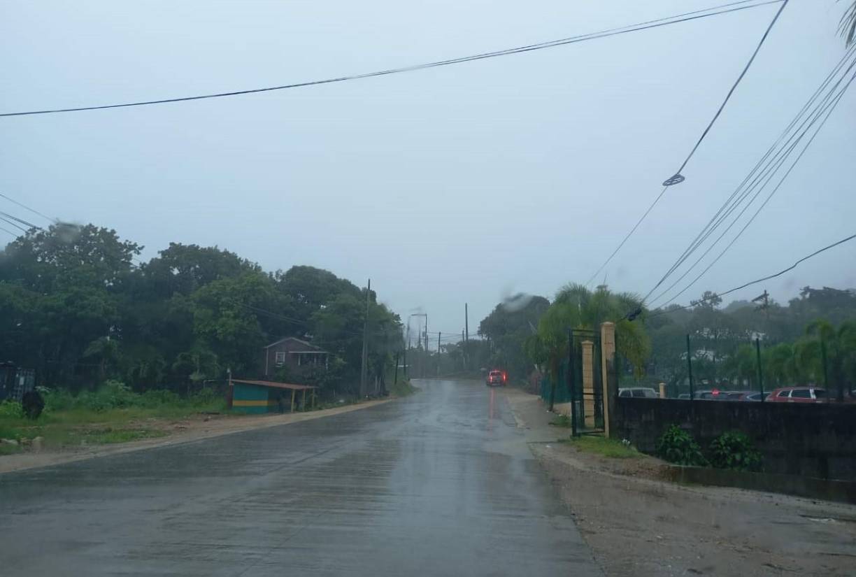 Por otro lado, en Islas de la Bahía las lluvias comienzan a intensificarse. 