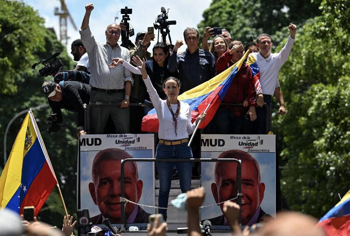 “¡Nunca hemos estado tan fuertes!”: la líder opositora María Corina Machado salió de la clandestinidad para encabezar una masiva manifestación este sábado contra la proclamación de Nicolás Maduro como presidente reelecto de <b>Venezuela</b>, en una jornada en la que el chavismo también llamó a marchar a sus seguidores.