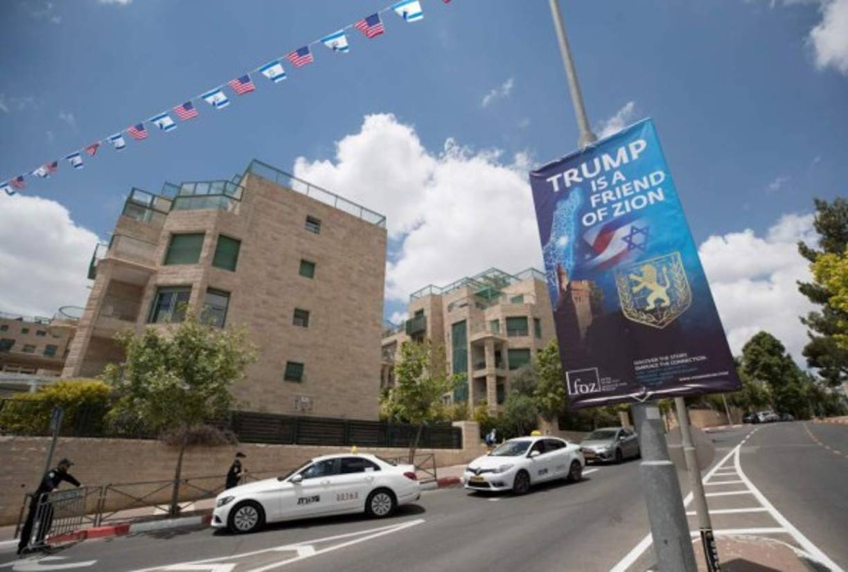 EEUU reconoce a Jerusalén como capital de Israel. El pasado 14 de mayo, la inauguración de la embajada estadounidense en Jerusalén, que supone el reconocimiento por Washington de dicha ciudad como capital de Israel, desencadena un inesperado baño de sangre en la Franja de Gaza. Aproximadamente unos 60 palestinos mueren por disparos israelíes. <br/>La tensión es alta desde el 30 de marzo, fecha del inicio de una movilización antiisraelí, la “Marcha del Retorno”, protagonizada por gazatíes en la frontera con Israel. A pesar de las críticas, Estados Unidos mantuvo su decisión de pasar su embajada a Jerusalén.