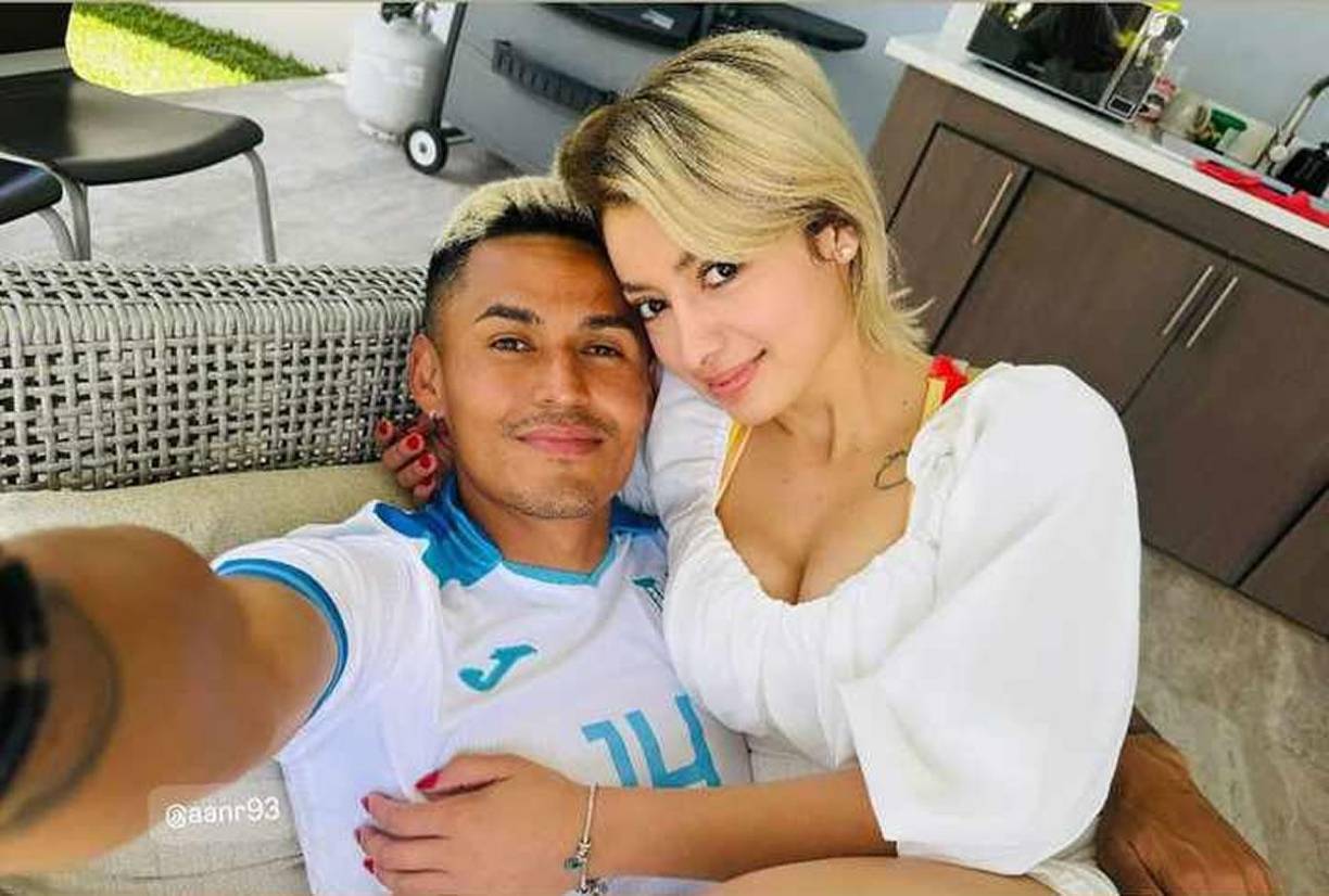 Andy Nájar, de baja en la Selección de Honduras por una molestia en un pie, disfruta de la compañía de su pareja Nixy Oviedo y con la camiseta de la ‘H’ puesta.