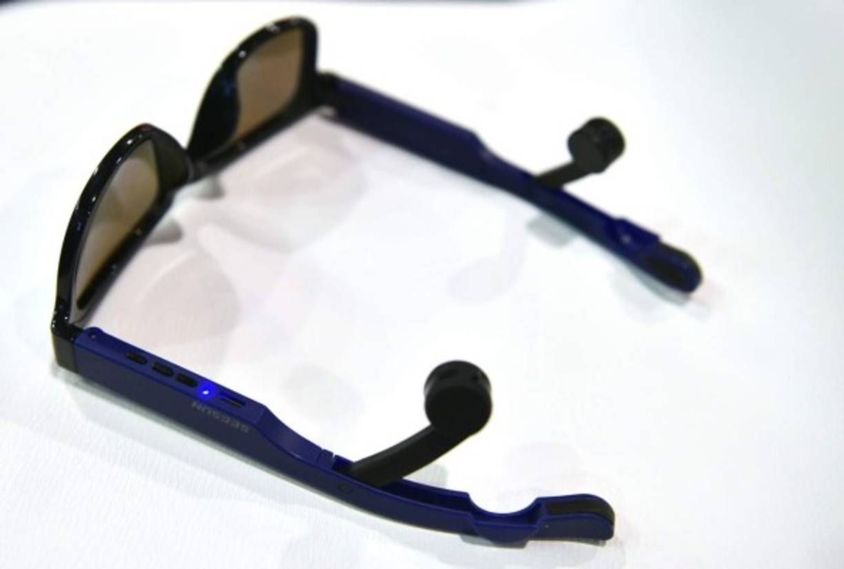 Un concepto interesante: Audífonos inalámbricos Bluetooth integrados en unos anteojos.