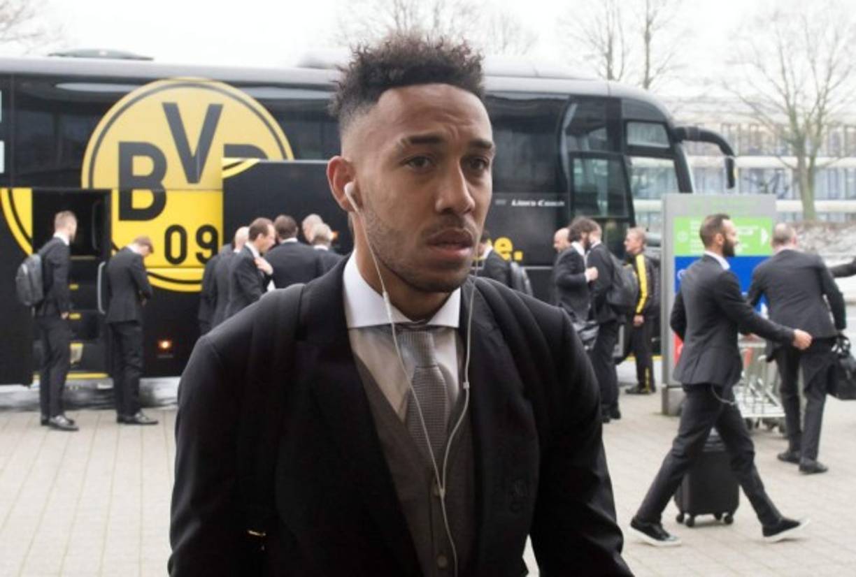 El futuro de Pierre-Emerick Aubameyang parece estar más alejado del Borussia Dortmund. Su salida del club alemán es inminente. El 'BVB' dejó fuera de la lista al jugador para el partido contra el Wolfsburgo por 'problemas disciplinarios'. Al parecer, según 'Bild', la estrella de Gabón se saltó la charla técnica del técnico Peter Stöger y abandonó las instalaciones sin permiso del club. Según Sky Sports, Arsenal tiene la atención de Aubameyang como reemplazo de Alexis Sanchez. Los 'Gunners' deberán presentar una oferta de 60 millones de euros para comenzar a negociar con la directiva.